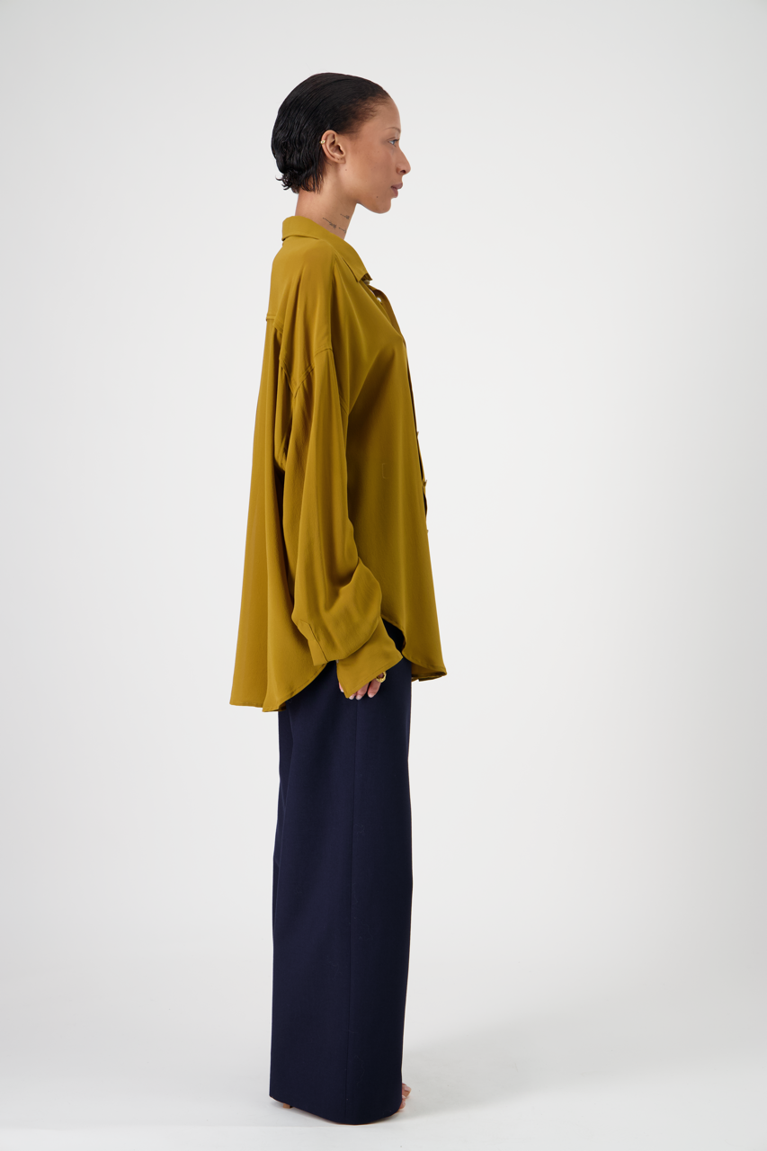 DOM silk crêpe georgette shirt, ocher color, oversized fit, side view on woman model