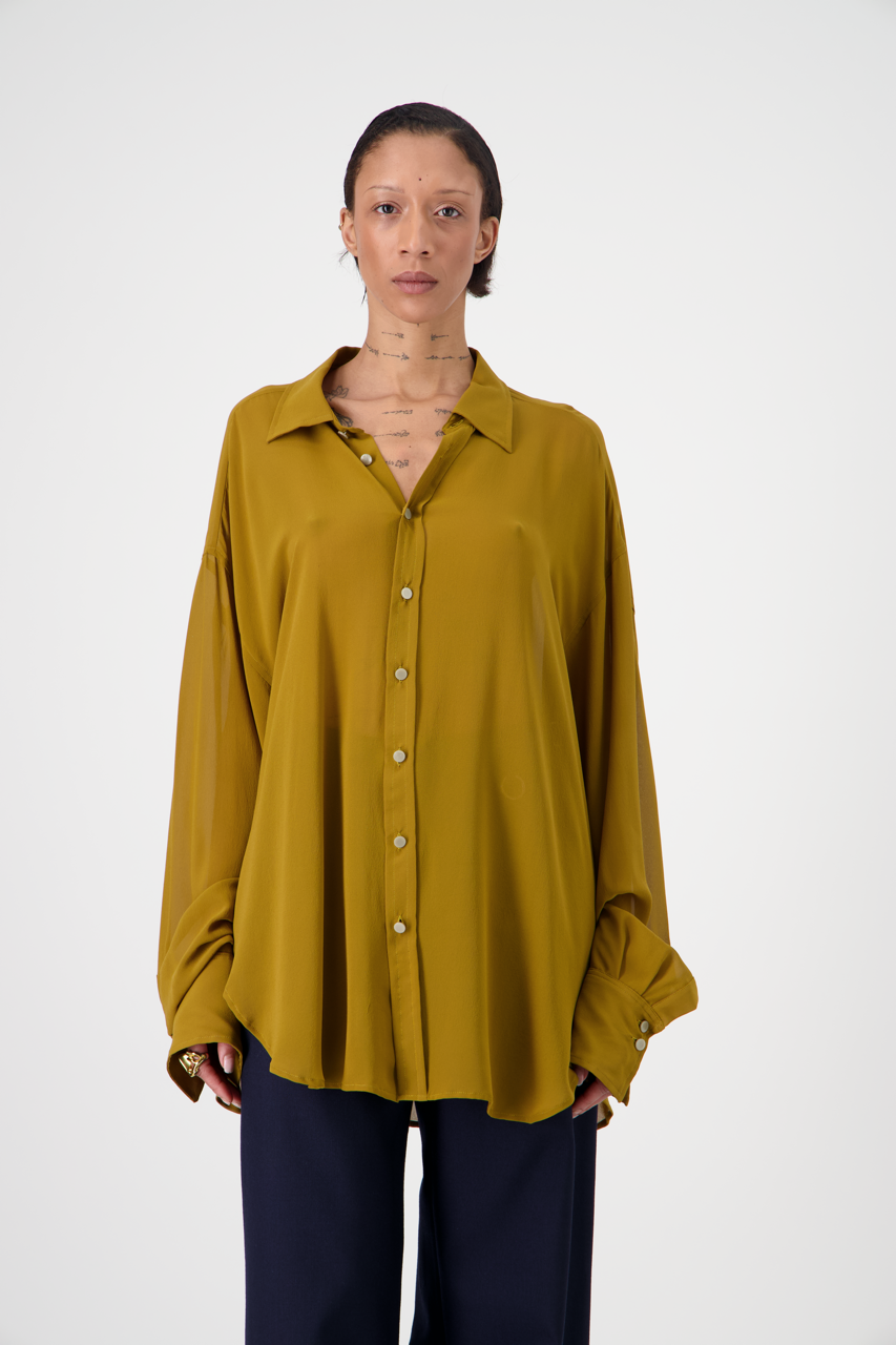 DOM silk crêpe georgette shirt, oversized fit, front view on woman model