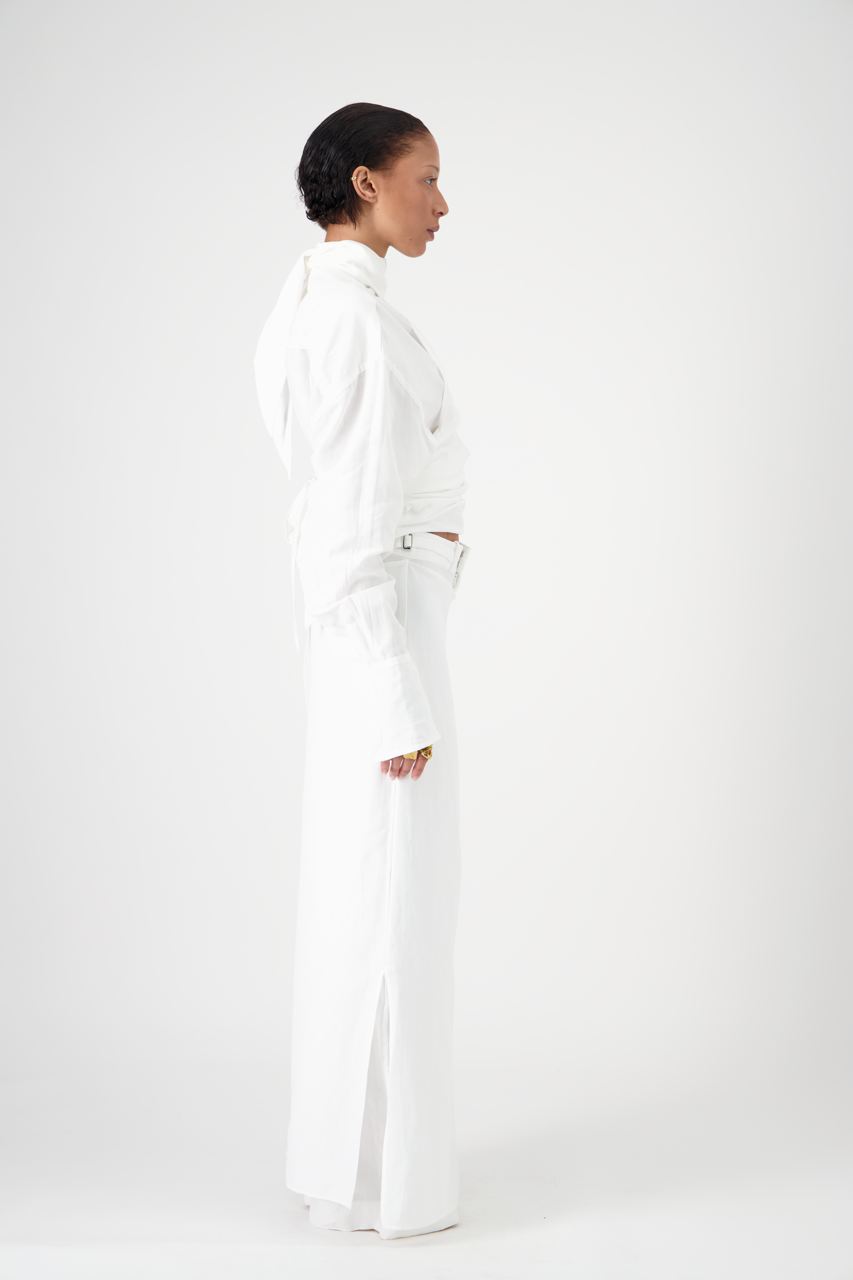 LAVA white cotton-linen canvas top with lavallière collar, side view on model